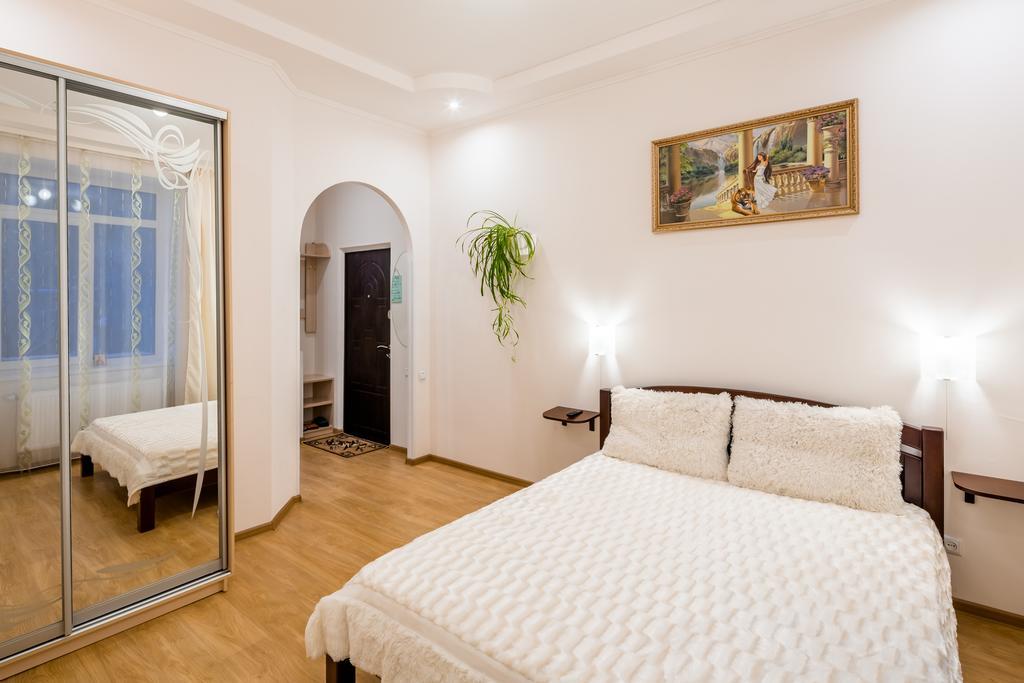 Apartment On Khmelnytskogo Street Lviv Exterior photo